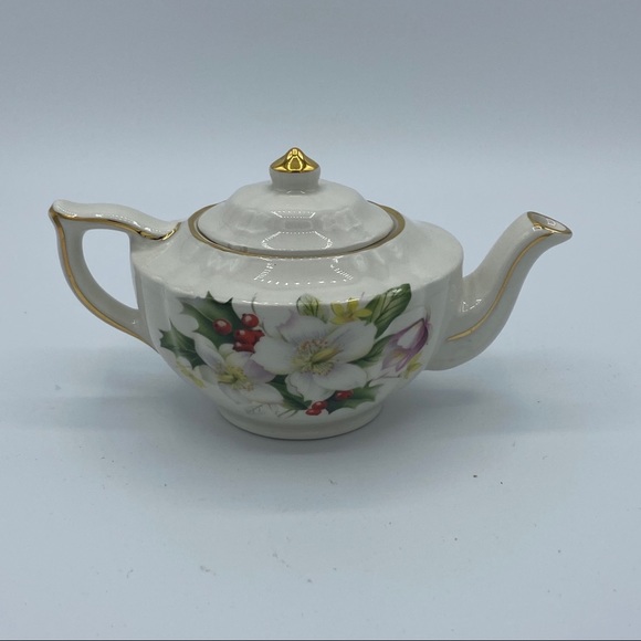 Windsor Kitchen Windsor Mini Teapots With Holiday Holly And Floral